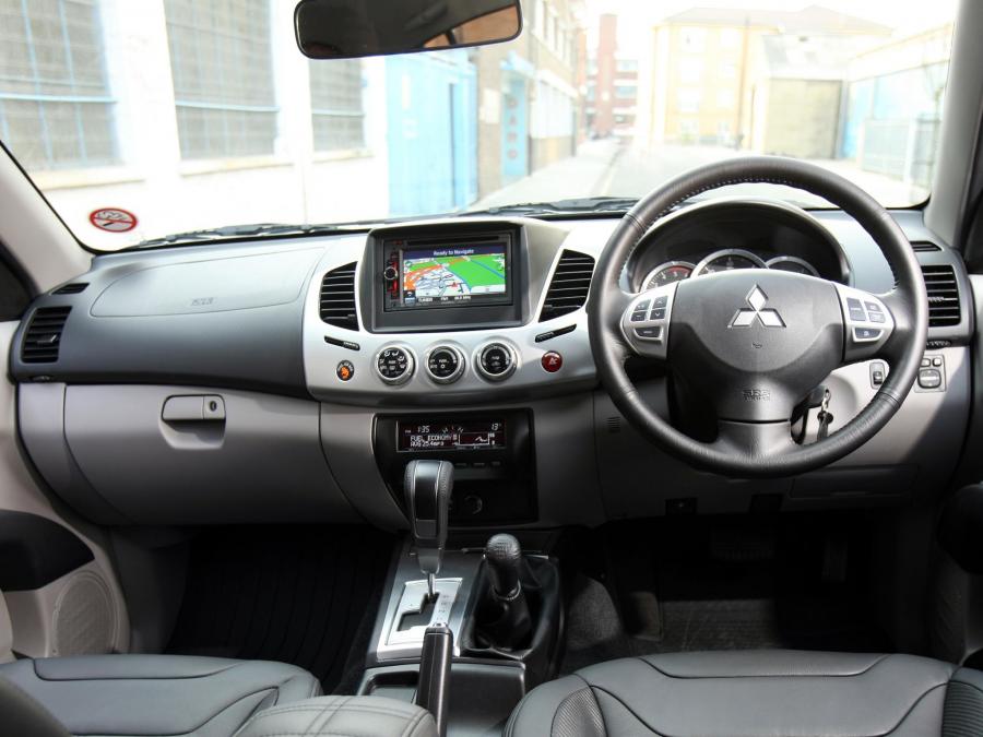 Торпедо Mitsubishi L200 Black Barbarian 2012 года  (UK) (фото 1 из 68)